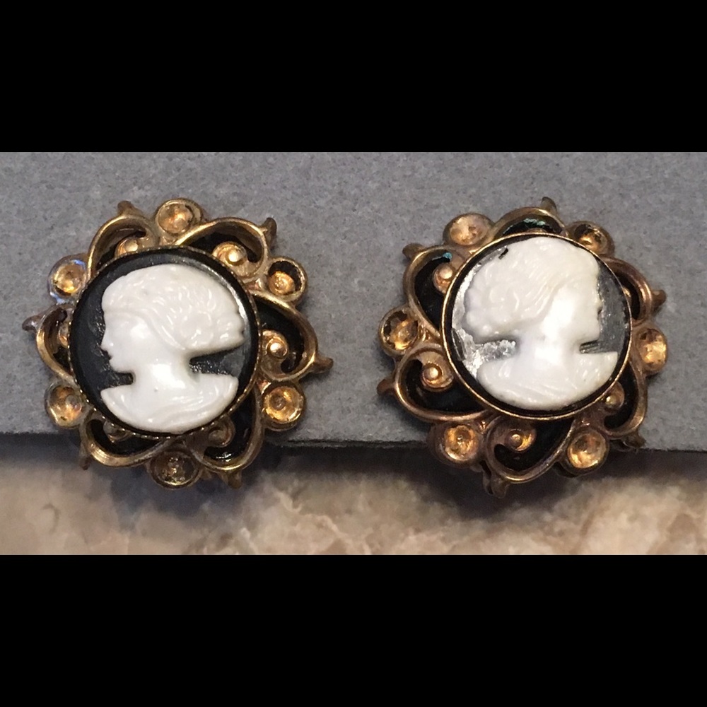 1940's Vintage Black Onyx Cameo Screw-On Earring.